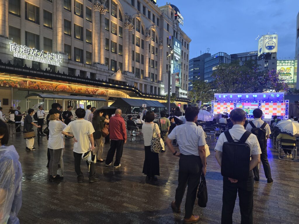 大勢の方がなんば広場のトークセッションに訪れている風景
