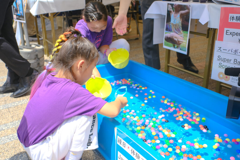 なんば広場で開催した大阪ミナミ夏祭り＆にぎわいスクエア2025のスーパーボールすくいの様子