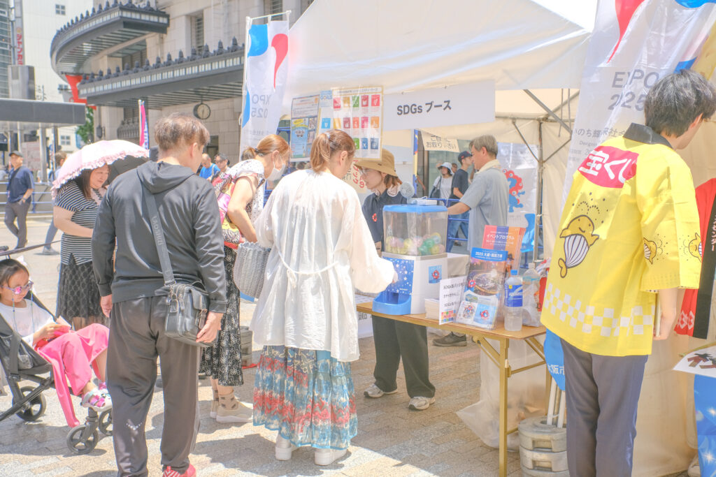 なんば広場で開催した大阪ミナミ夏祭り＆にぎわいスクエア2025のガチャガチャの様子
