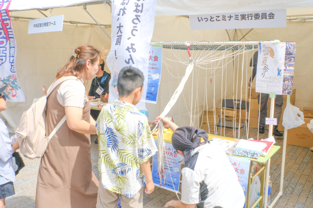 なんば広場で開催した大阪ミナミ夏祭り＆にぎわいスクエア2025の縁日の様子