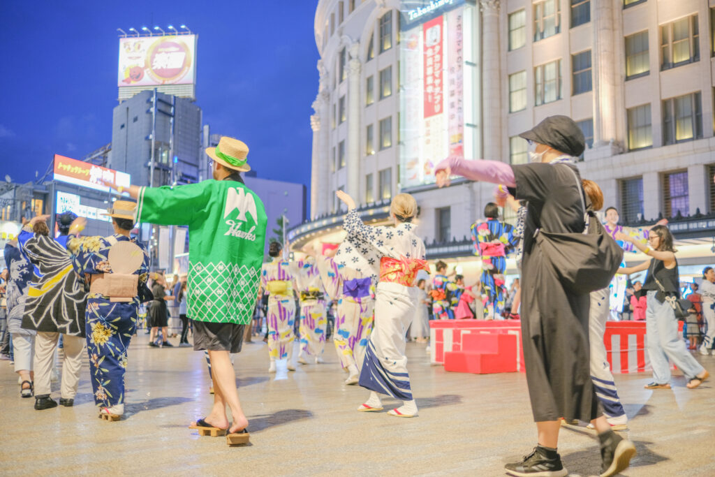 「大阪ミナミ夏祭り＆にぎわいスクエア2025」で盆踊りを踊っている様子