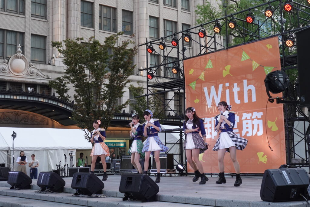 なんば広場で行われた「なんばエキスポ」のステージでアイドルズが出演している様子