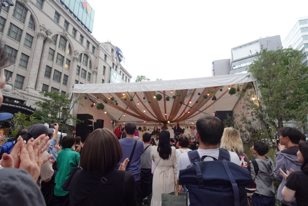 ポーランドからは4バンド、日本からはJAZZ伝統と革新を体現する2バンドが集まり。演奏に観客が拍手している様子