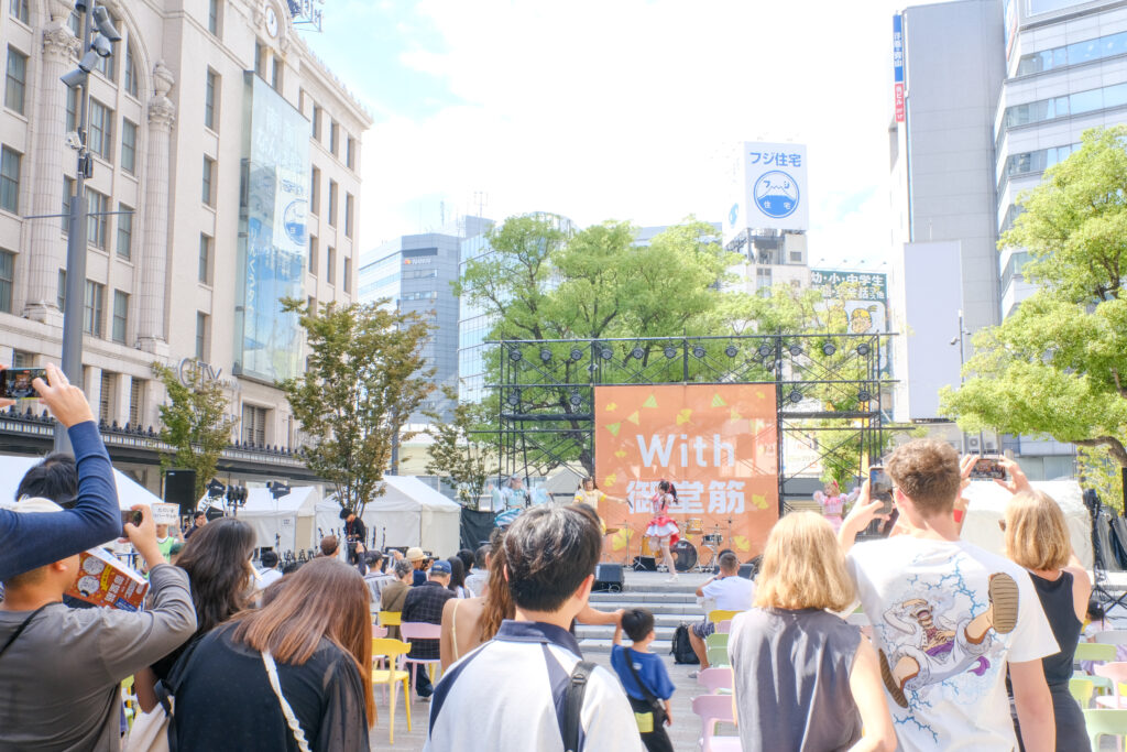 なんば広場で行われた「なんばエキスポ」のステージ