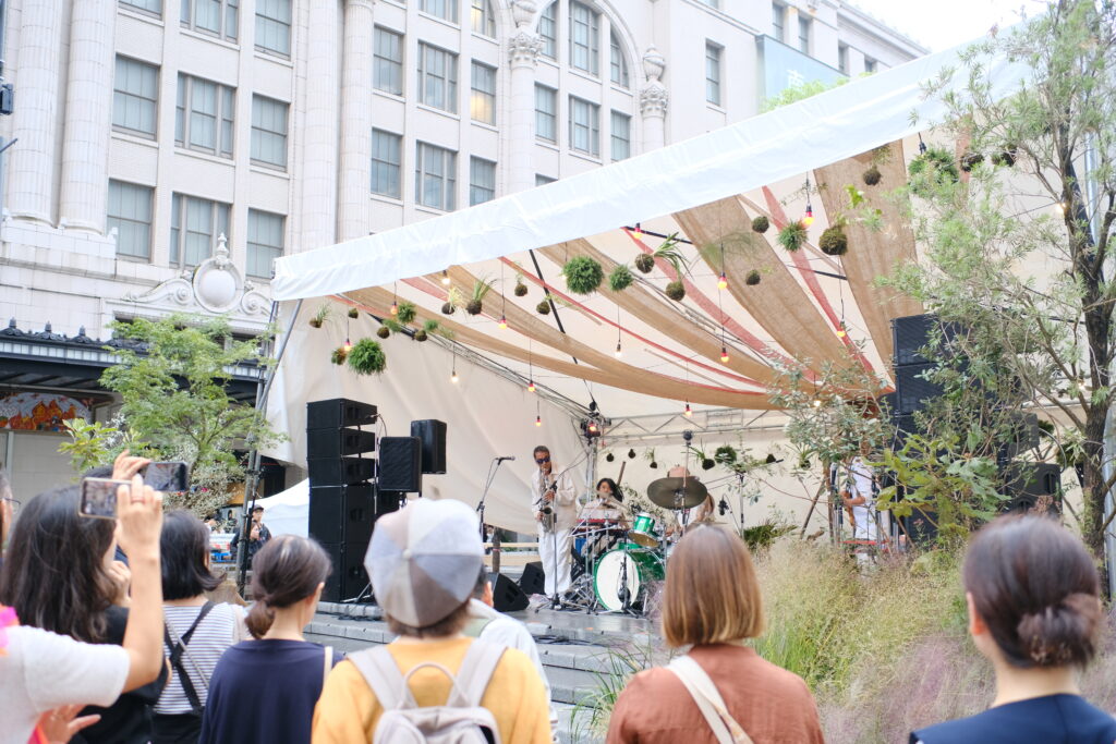 ステージにも植栽などが飾られている