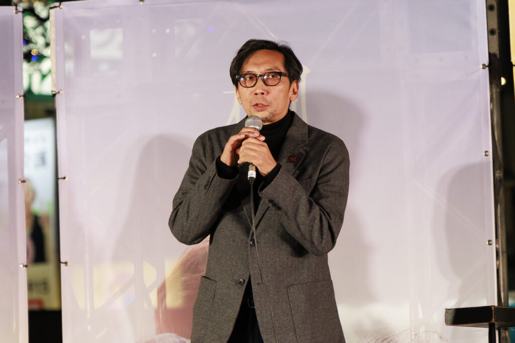 映画『楓』の告知とBright You Namba 2025の点灯式でなんば広場に現れた行定勲監督