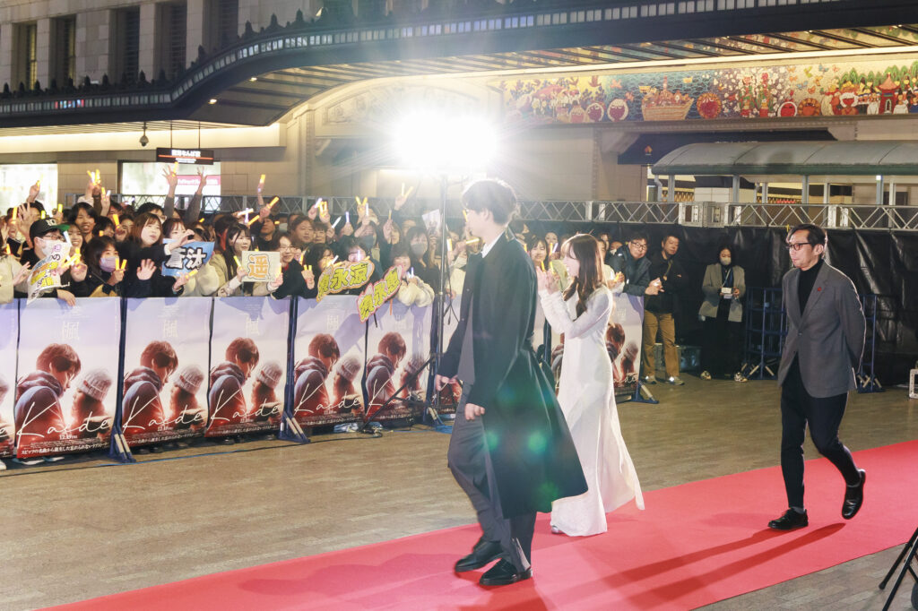 映画『楓』の告知とBright You Namba 2025の点灯式でなんば広場に現れた福士蒼汰と福原遥と行定勲監督