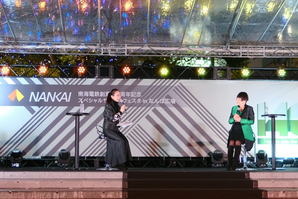 南海電鉄の140周年記念イベントでなんば広場で登壇するFM COCOLOのDJ池田なみ子氏とコシノジュンコ氏