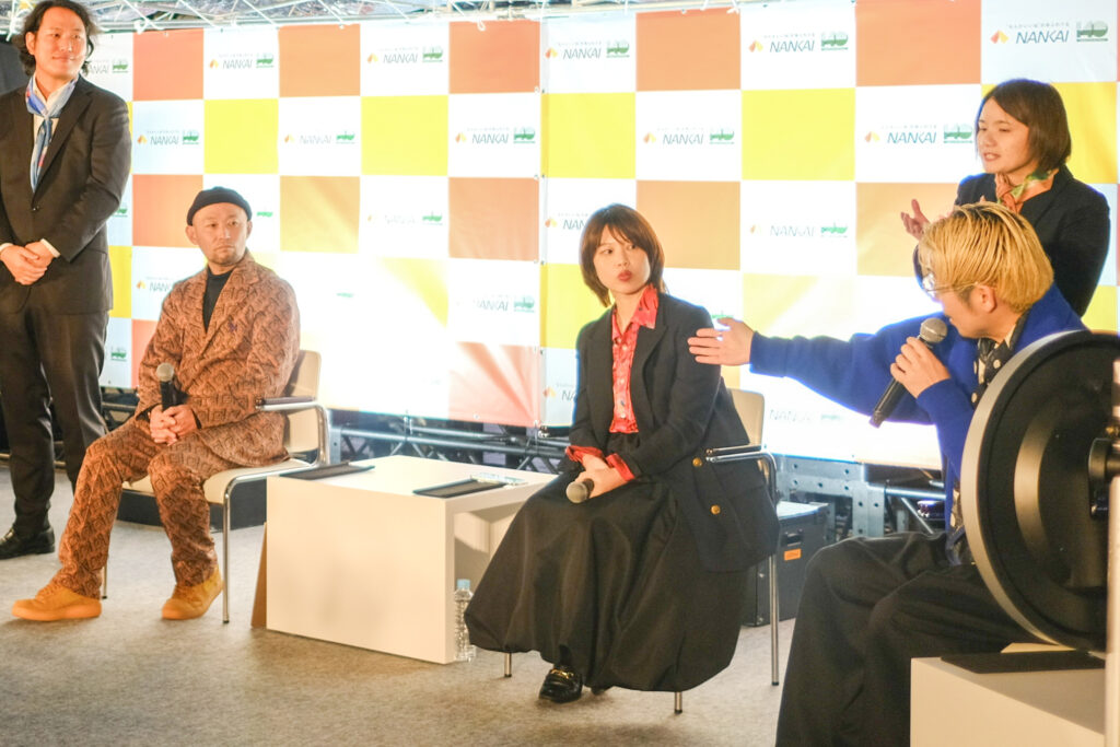 なんば広場でNAMBA MASHUPの一環で開催されたトークセッション登壇者である作家の岸田奈美氏、ヘラルボニー代表の松田崇弥氏、PICFA施設長の原田啓之氏
