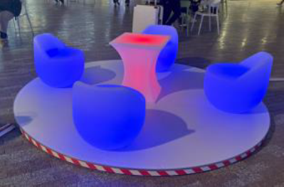 なんば広場の光る机椅子