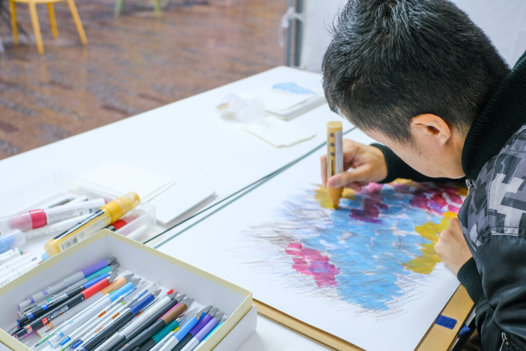 なんば広場でNAMBA MASHUPの一環で開催されたワークショップの河野竜司さんの様子