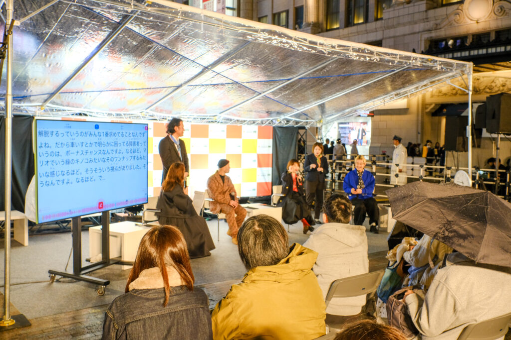 なんば広場でNAMBA MASHUPの一環で開催されたトークセッション登壇者である作家の岸田奈美氏、ヘラルボニー代表の松田崇弥氏、PICFA施設長の原田啓之氏