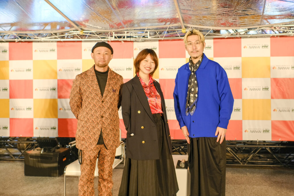 なんば広場でNAMBA MASHUPの一環で開催されたトークセッション登壇者である作家の岸田奈美氏、ヘラルボニー代表の松田崇弥氏、PICFA施設長の原田啓之氏
