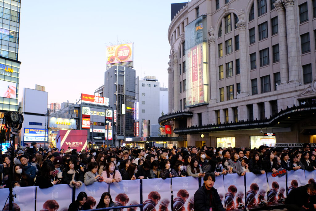 映画『楓』の告知とBright You Namba 2025の点灯式でなんば広場に現れた福士蒼汰と福原遥と行定勲監督を見に来た観客