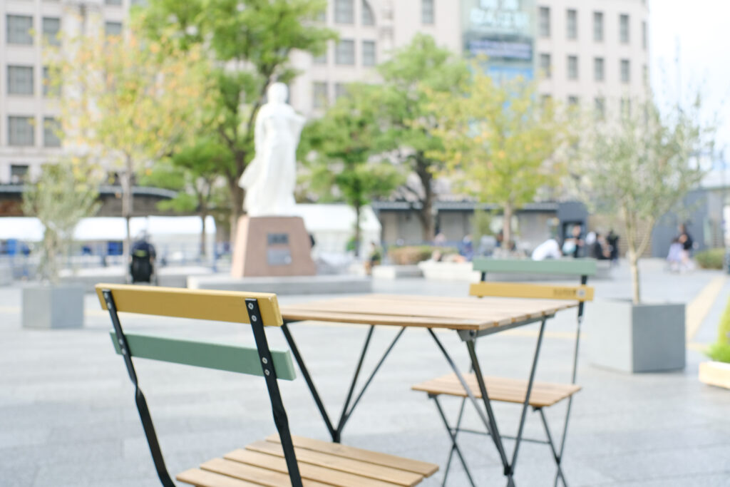 なんば広場で利活用エリア②の社会実験で設置した机椅子