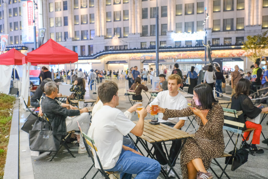 夜になんば広場で利活用エリア②の社会実験で机椅子を配置している