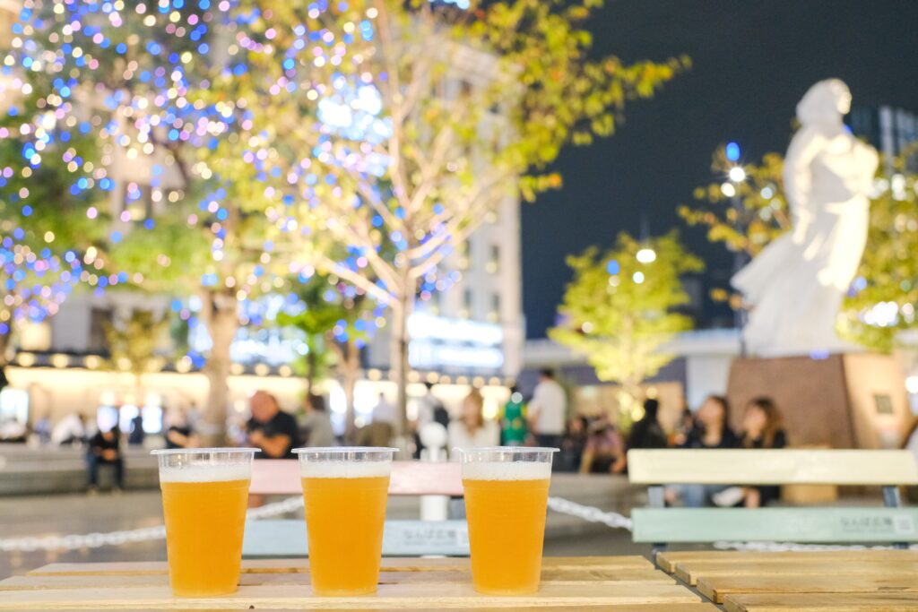 クラフトビールを飲みながら、なんば広場で楽しむ様子
