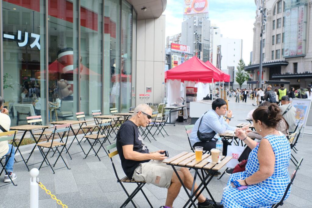 昼になんば広場で利活用エリア②の社会実験で机椅子を設置し憩われている様子
