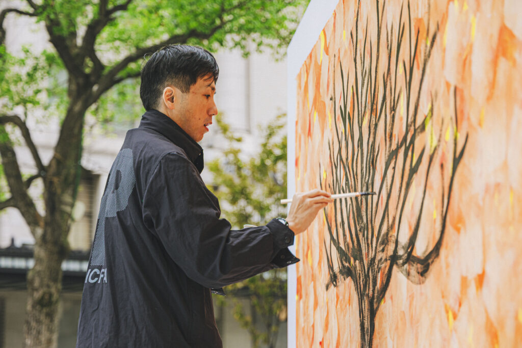 NAMBA MASHUPでなんば広場でライブペインティングをするPICFAの本田雅啓