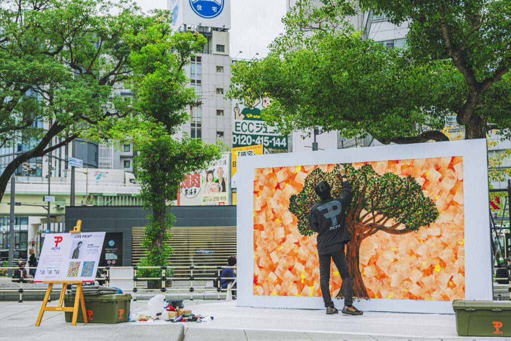 NAMBA MASHUPでなんば広場でライブペインティングをするPICFAの本田雅啓