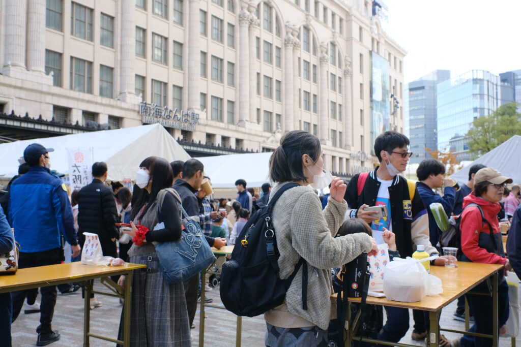 なんば広場で開催されたみなみフェスでの飲食ブース