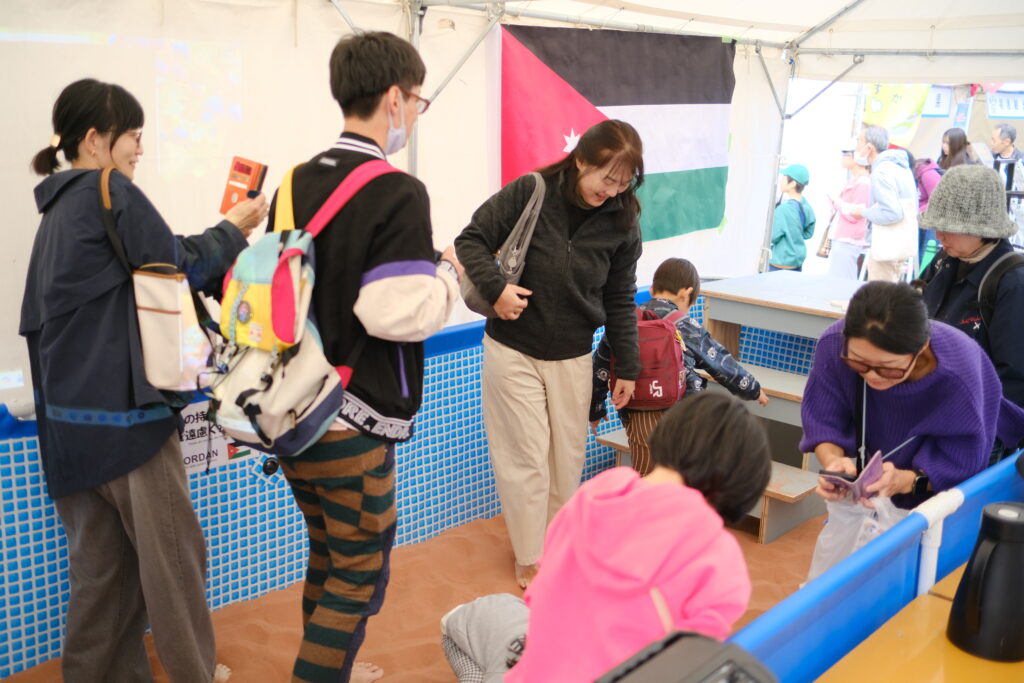 なんば広場で開催されたみなみフェスでの万博ヨルダンパビリオンブースの砂の体験