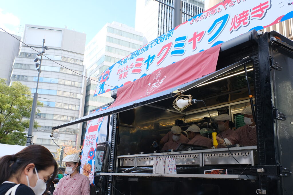 なんば広場で開催されたみなみフェスで出店したみゃくみゃく焼きのキッチンカー