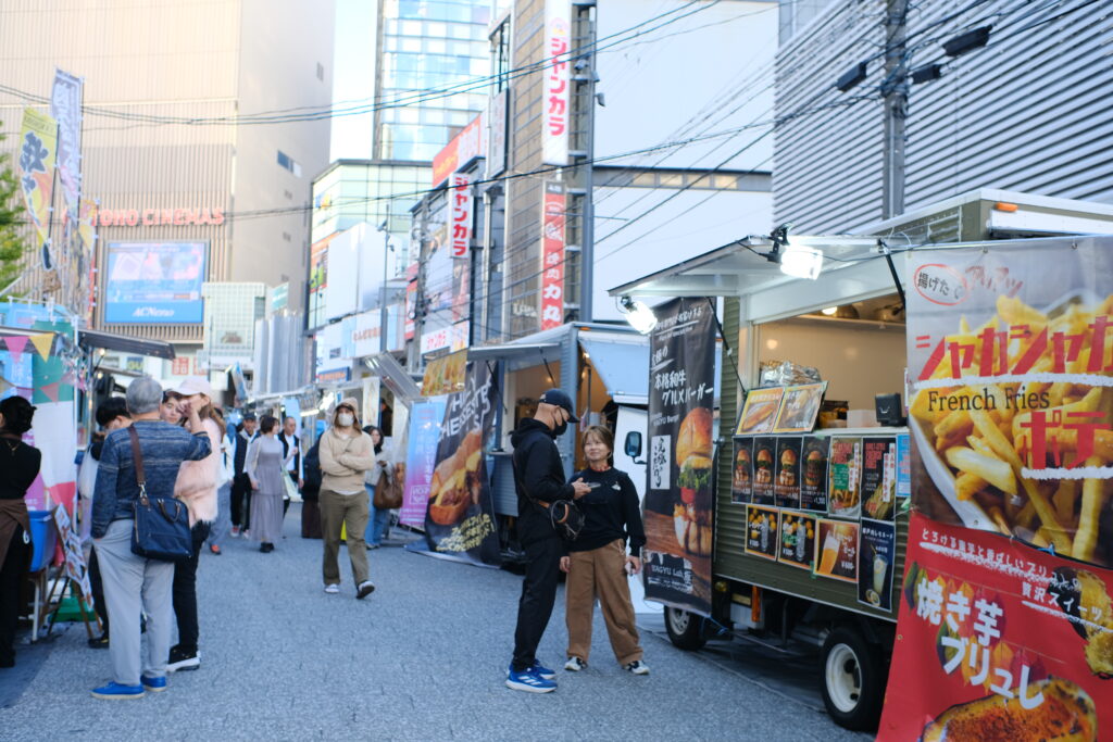 なんば広場で開催されたみなみフェスでのなんさん通りに設置されたキッチンカー