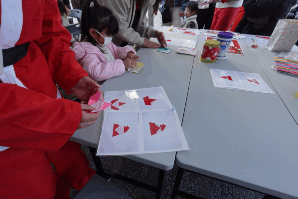 サンタおりがみ体験の様子