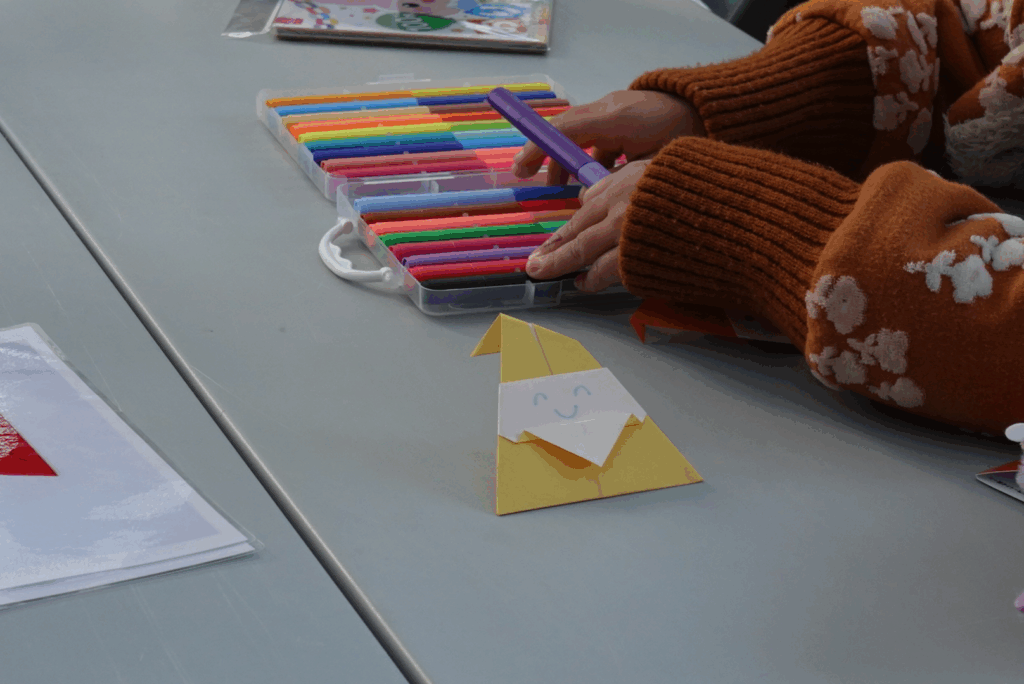 サンタの折り紙体験