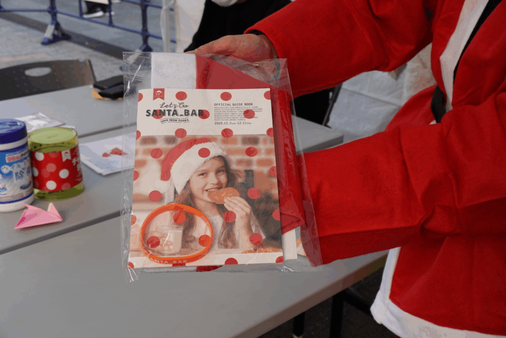 りストバンドをお店を見せると、協力店舗にて1ディッシュ＋1ドリンクを楽しむことができる