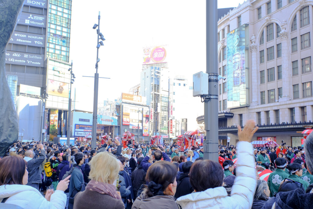 ほえかご行列2026のなんば広場の様子