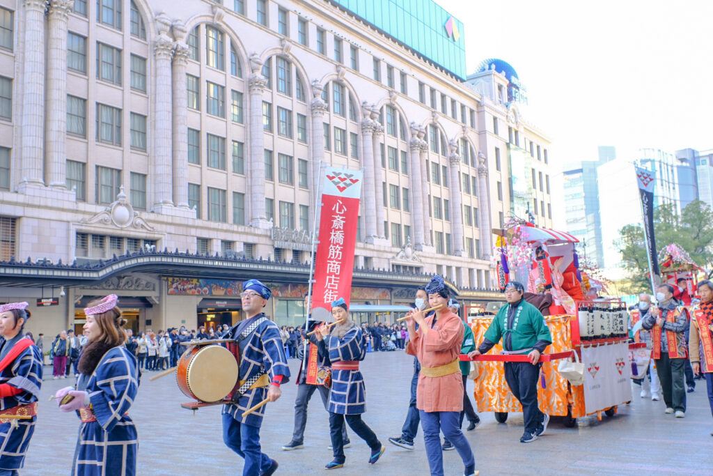 ほえかご行列2026のなんば広場の様子