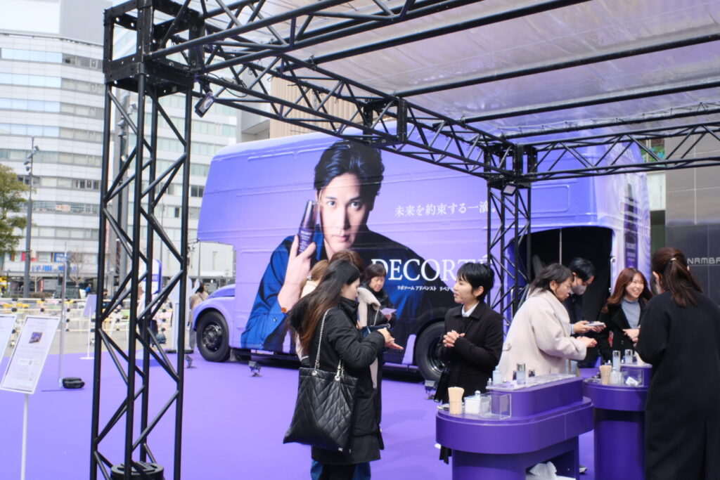 なんば広場で行われた株式会社コーセーのコスメデコルテイベント