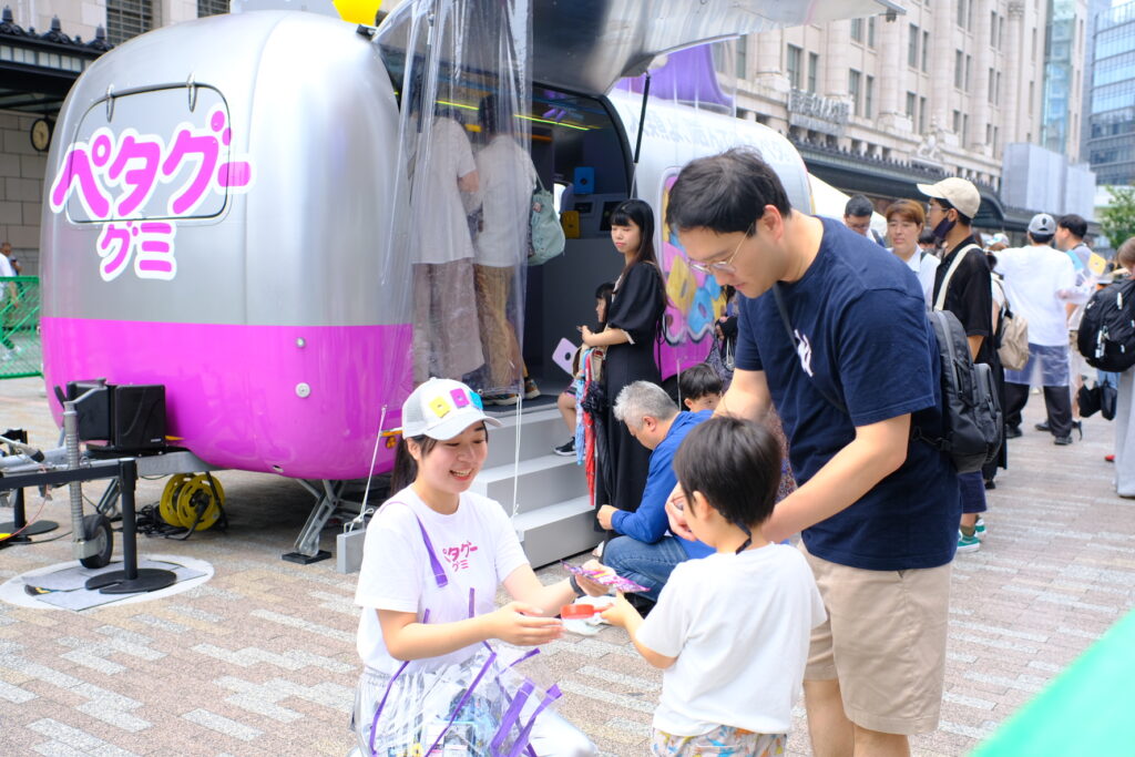 なんば広場で行われたノーベル製菓のペタグーグミイベントの様子