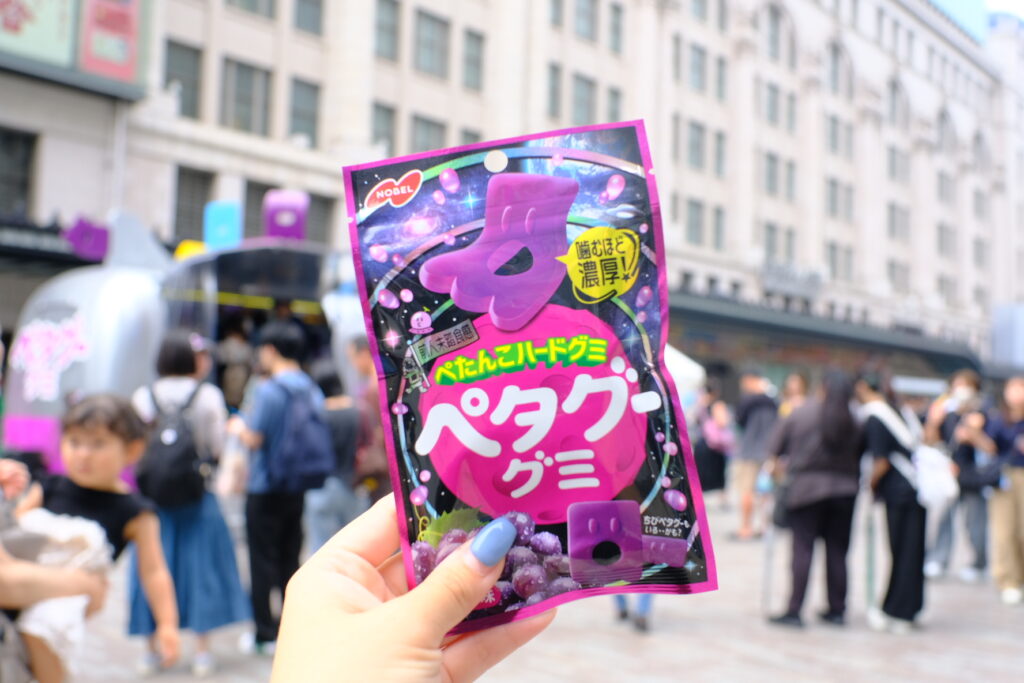 なんば広場で行われたノーベル製菓のペタグーグミイベントの様子